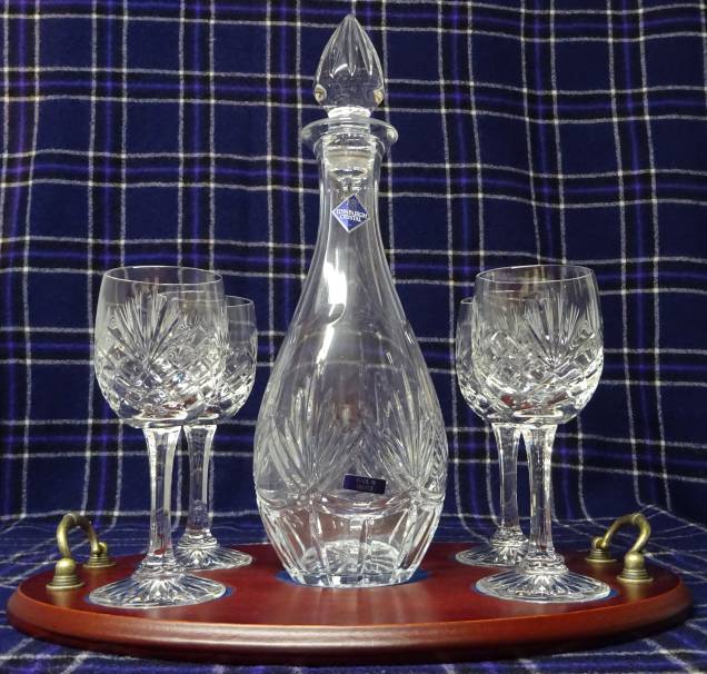 SPECIAL - EDINBURGH CRYSTAL WINE DECANTER & 4 WINE GLASSES ON PERSONALISED DISPLAY TRAY