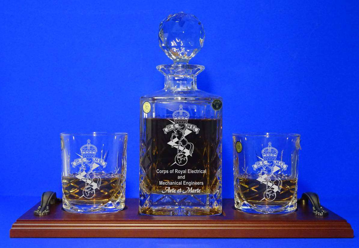 Square Crystal Decanter with 2 Matching Whisky Glasses Engraved on Personalised Tray