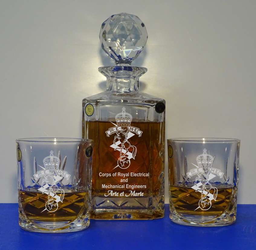 3 PIECE WHISKY SET - ENGRAVED SQUARE DECANTER & 2 ENGRAVED WHISKY GLASSES